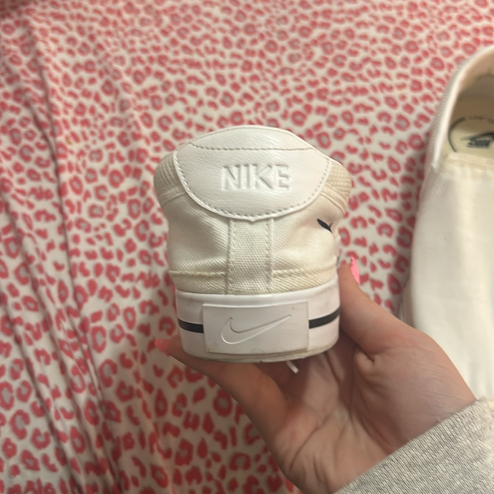 Nike shoes - Picture 4 of 5